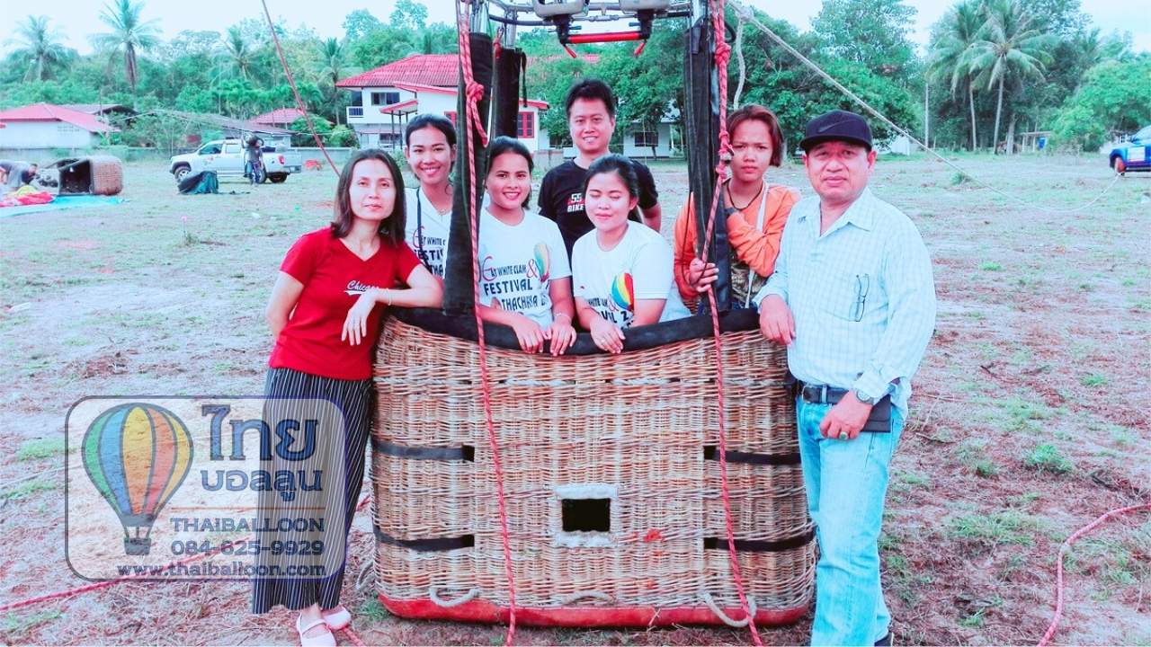 ถ่ายรูปคู่กับบอลลูน